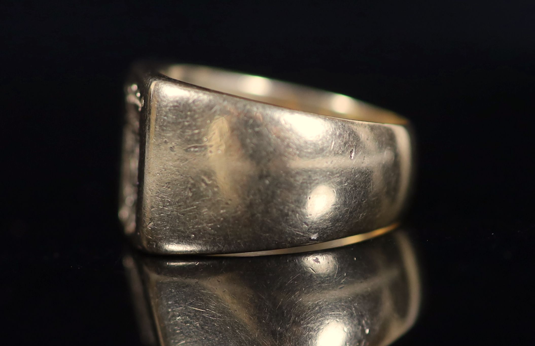 Cartier NY - an 18ct yellow gold signet ring, with intaglio armorial matrix, inner shank inscribed 'Recuerdo Leon XIII 1916'